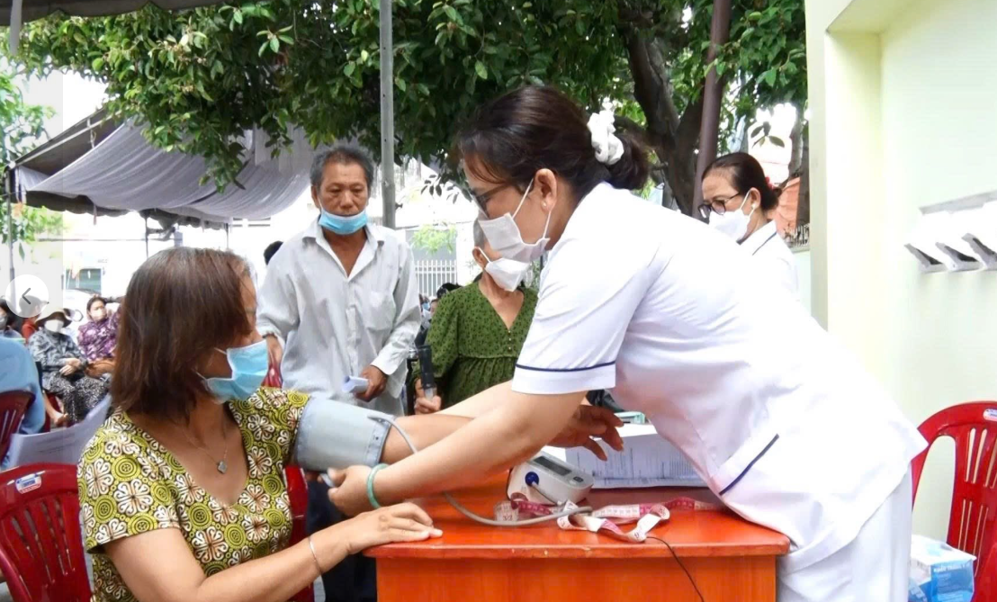 Hơn 600 người dân xã Long Điền được khám sàng lọc bệnh hô hấp miễn phí