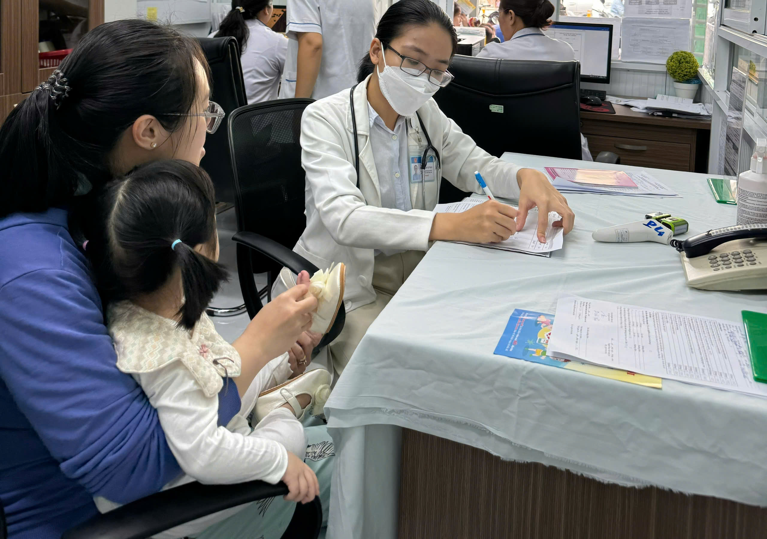 NGÀY ĐẦU TIÊN CỦA CHIẾN DỊCH TIÊM VẮC XIN PHÒNG BỆNH SỞI TẠI QUẬN 10