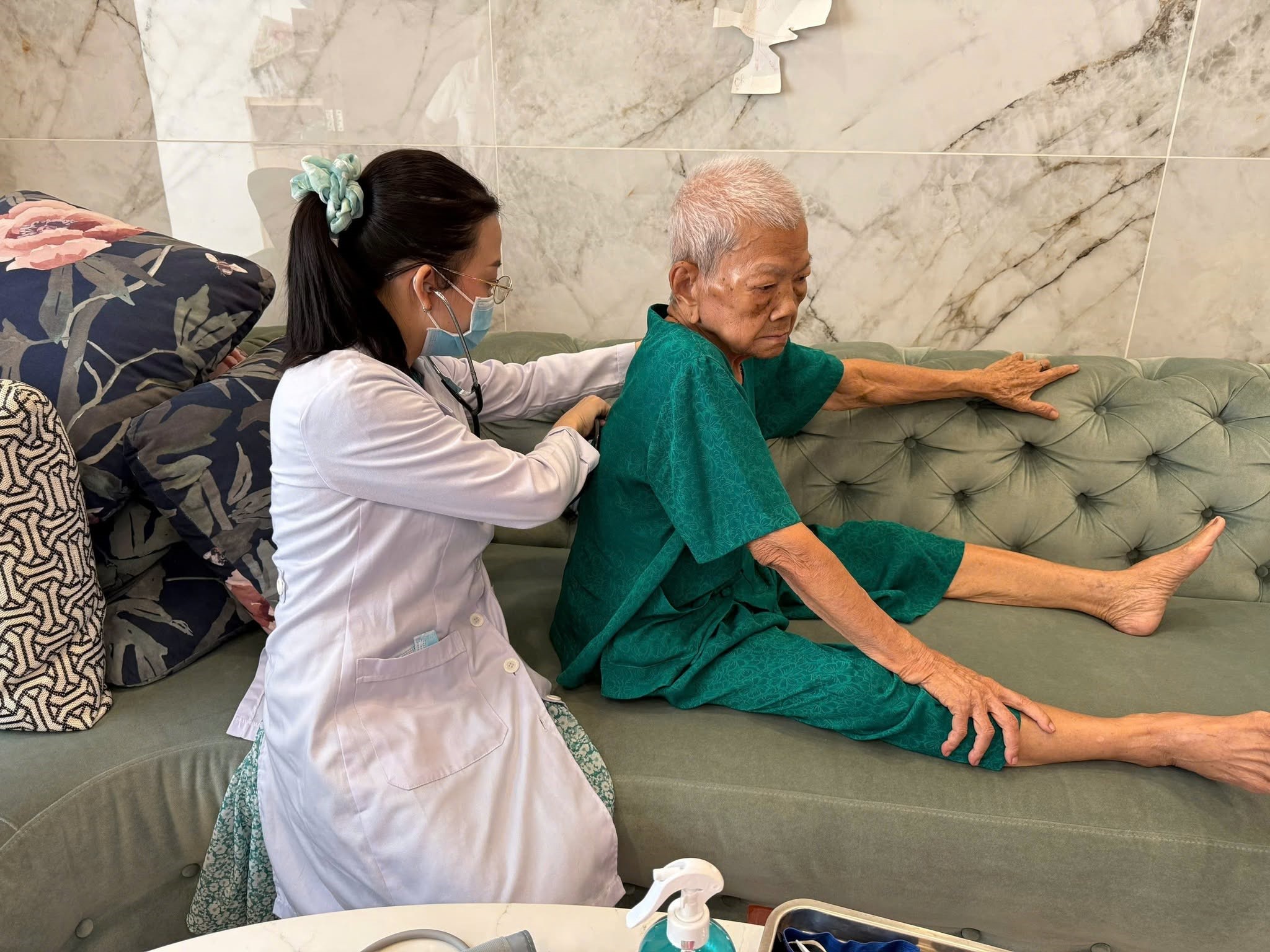 Tân Phú: đưa dịch vụ y tế đến tận nhà cho các đối tượng ưu tiên