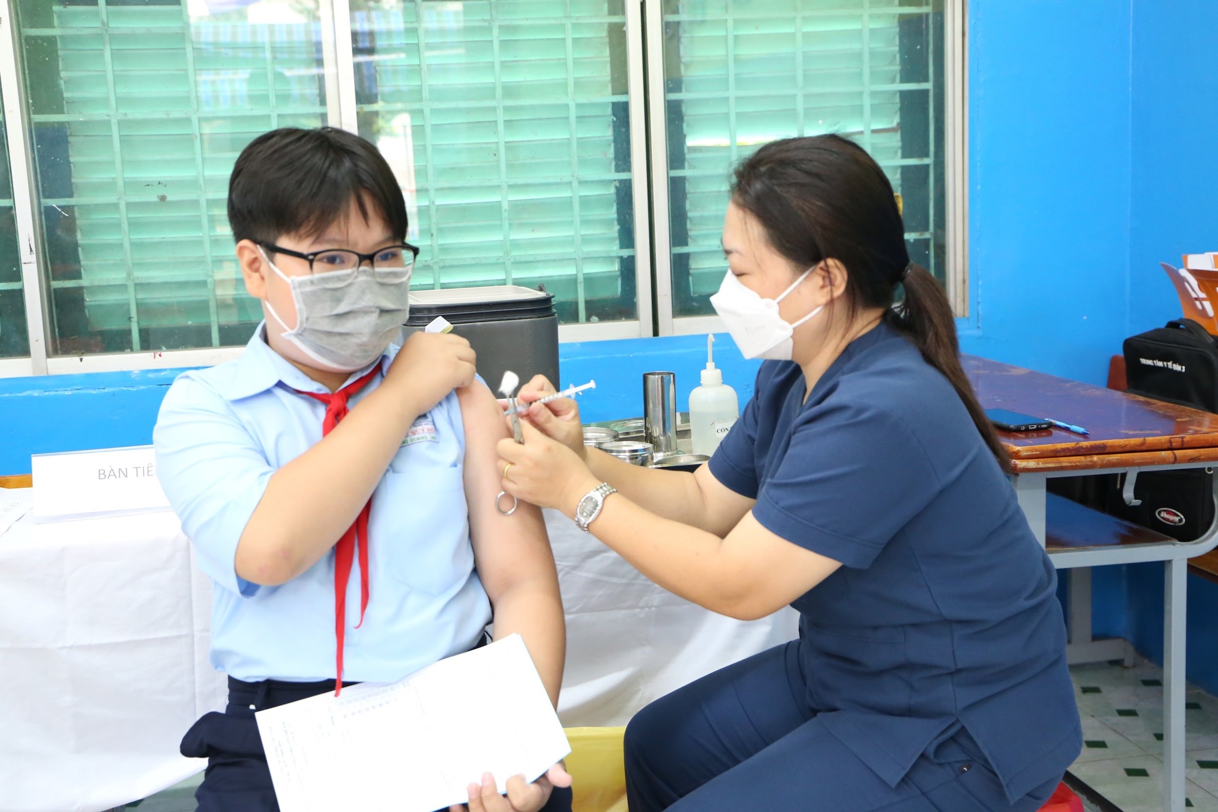 TP.HCM: Phụ huynh và học sinh phấn khởi trong ngày đầu tiêm vắc xin phòng COVID-19 cho trẻ từ 5 đến dưới 12 tuổi