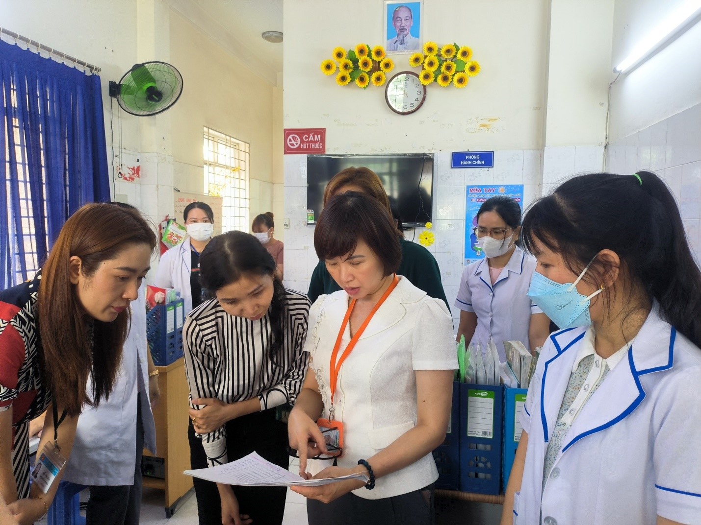 BS. Lê Hồng Nga - Phó Giám đốc HCDC kiểm tra thực tế buổi tiêm chủng tại Trạm Y tế phường 2 quận 4