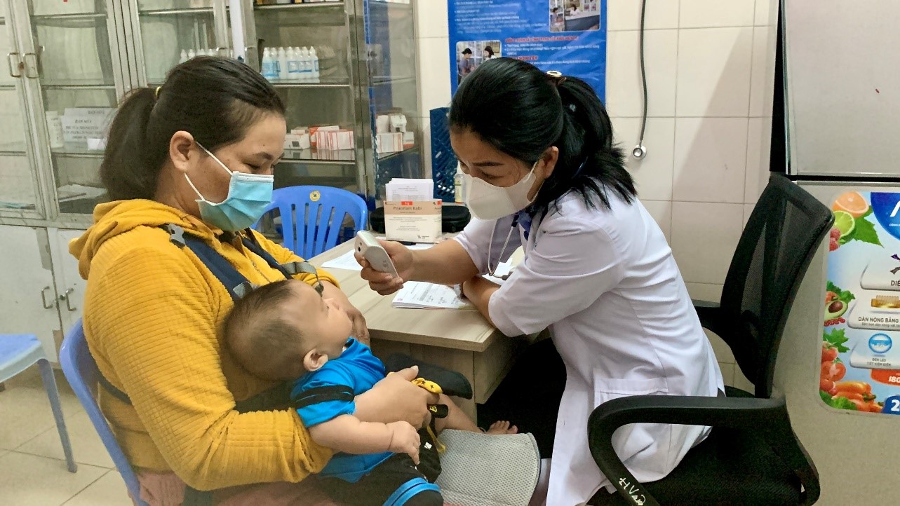 Trẻ được khám sàng lọc trước khi tiêm chủng tại Trạm Y tế phường 1 quận 6