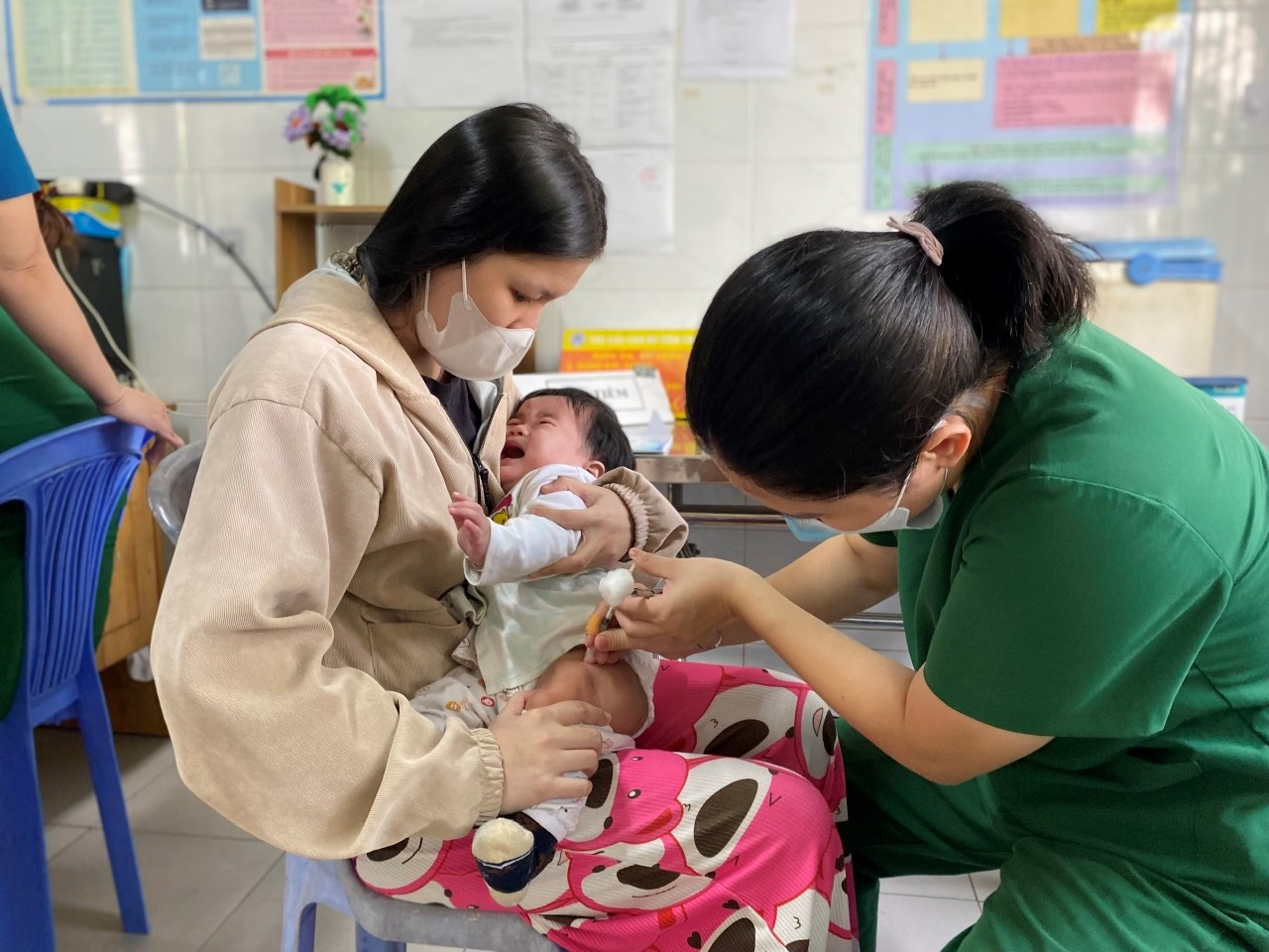 Trẻ được tiêm chủng vắc xin 5 trong 1 tại Trạm Y tế xã Phú Xuân Huyện Nhà Bè