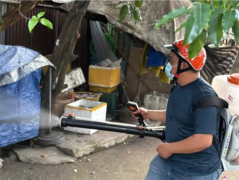 Trạm Y tế phường Tân Hưng tăng cường phun hóa chất diệt muỗi phòng, chống sốt xuất huyết