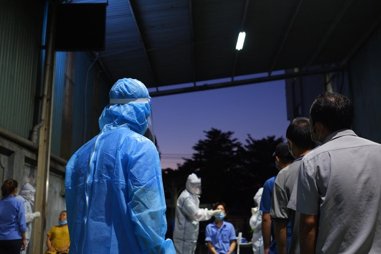 PHÓNG SỰ ẢNH: TP. HCM cấp tốc lấy mẫu xét nghiệm toàn bộ công nhân Công ty Cổ phần Thiết bị Nhà bếp VINA