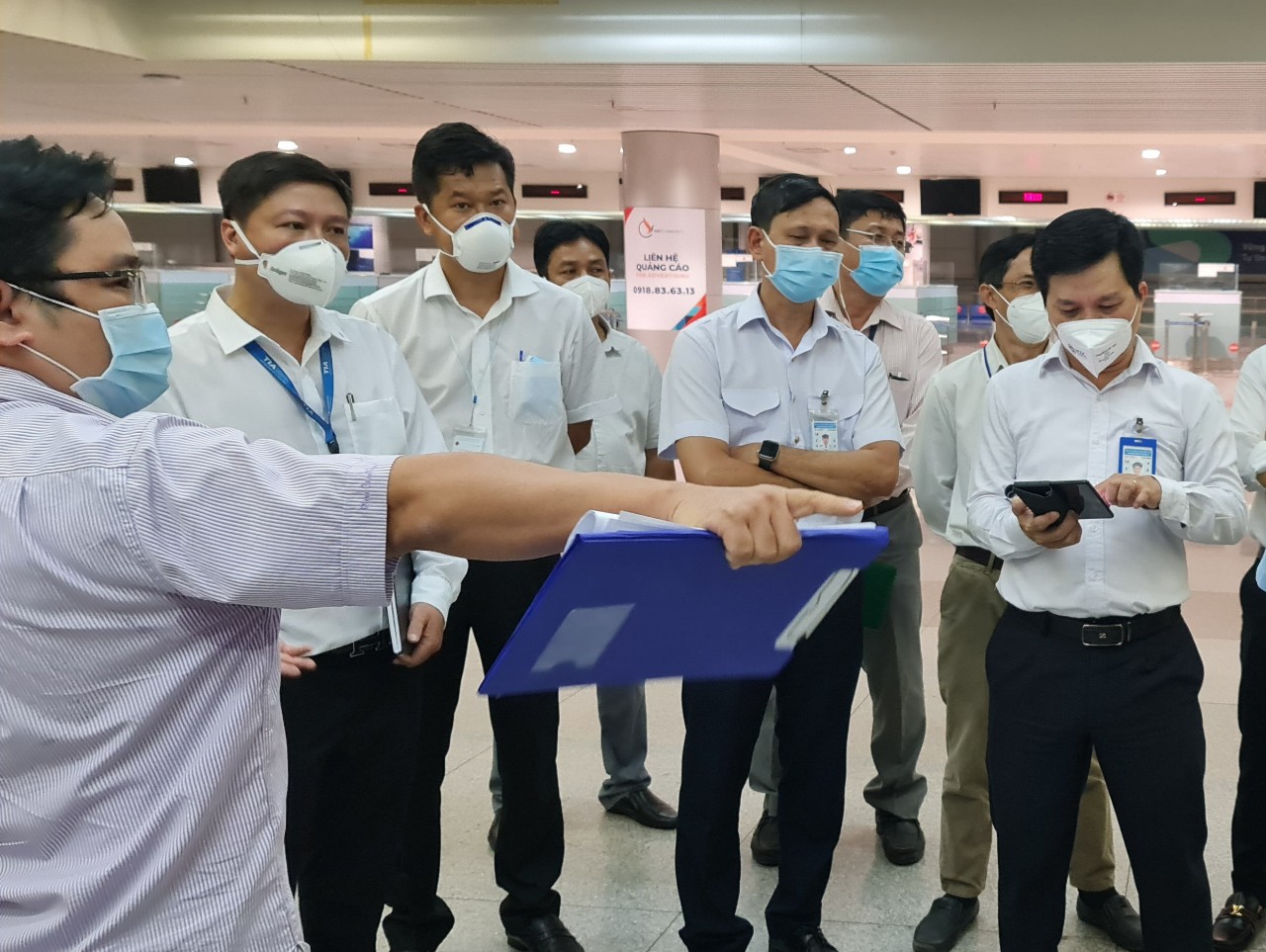 TP.HCM: Bắt đầu lấy mẫu xét nghiệm tại sân bay Tân Sơn Nhất đối với hành khách nhập cảnh trong ngày đầu tiên năm 2022