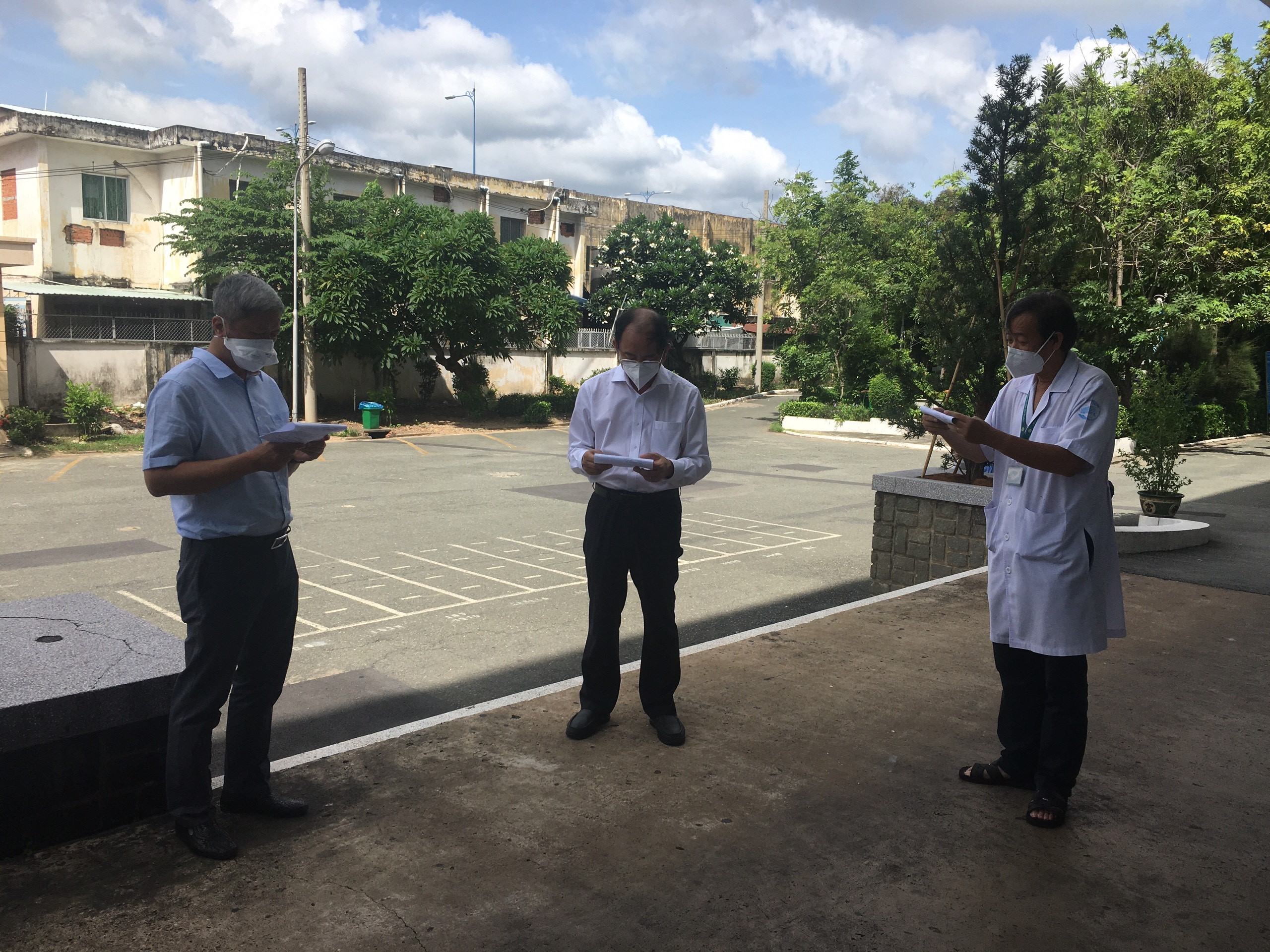 TP.HCM: Thứ trưởng Bộ Y tế Nguyễn Trường Sơn làm việc với Bệnh viện Bệnh Nhiệt Đới TP.HCM