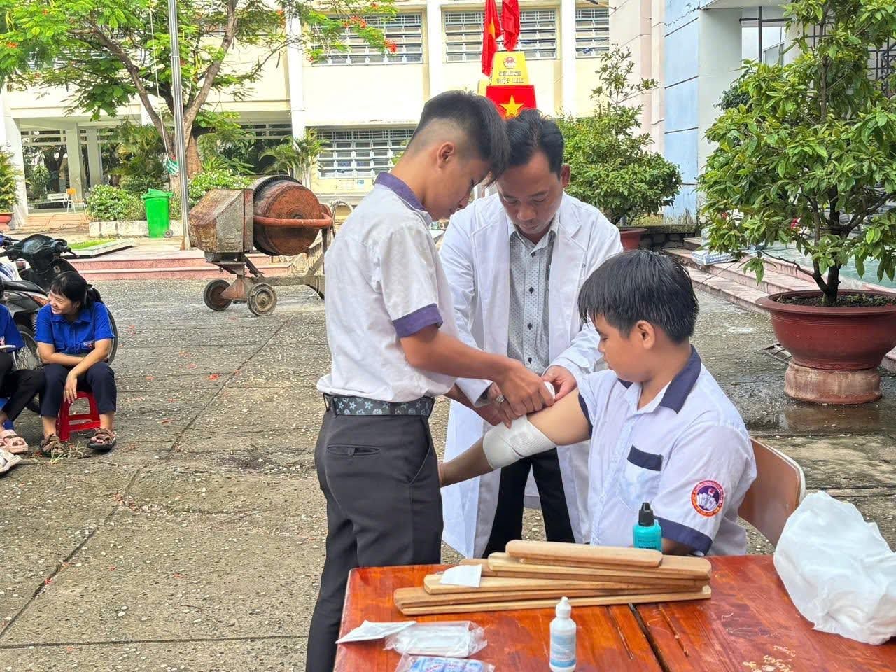 Trạm y tế phường Thới Hòa tập huấn kỹ năng sơ cấp cứu cho 100 học sinh
