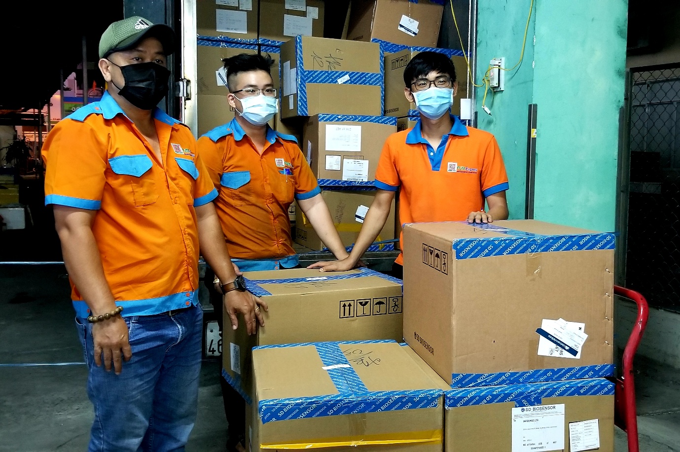 Trung tâm Kiểm soát bệnh tật thành phố tiếp nhận 50.000 bộ test nhanh phục vụ công tác phòng, chống dịch COVID-19