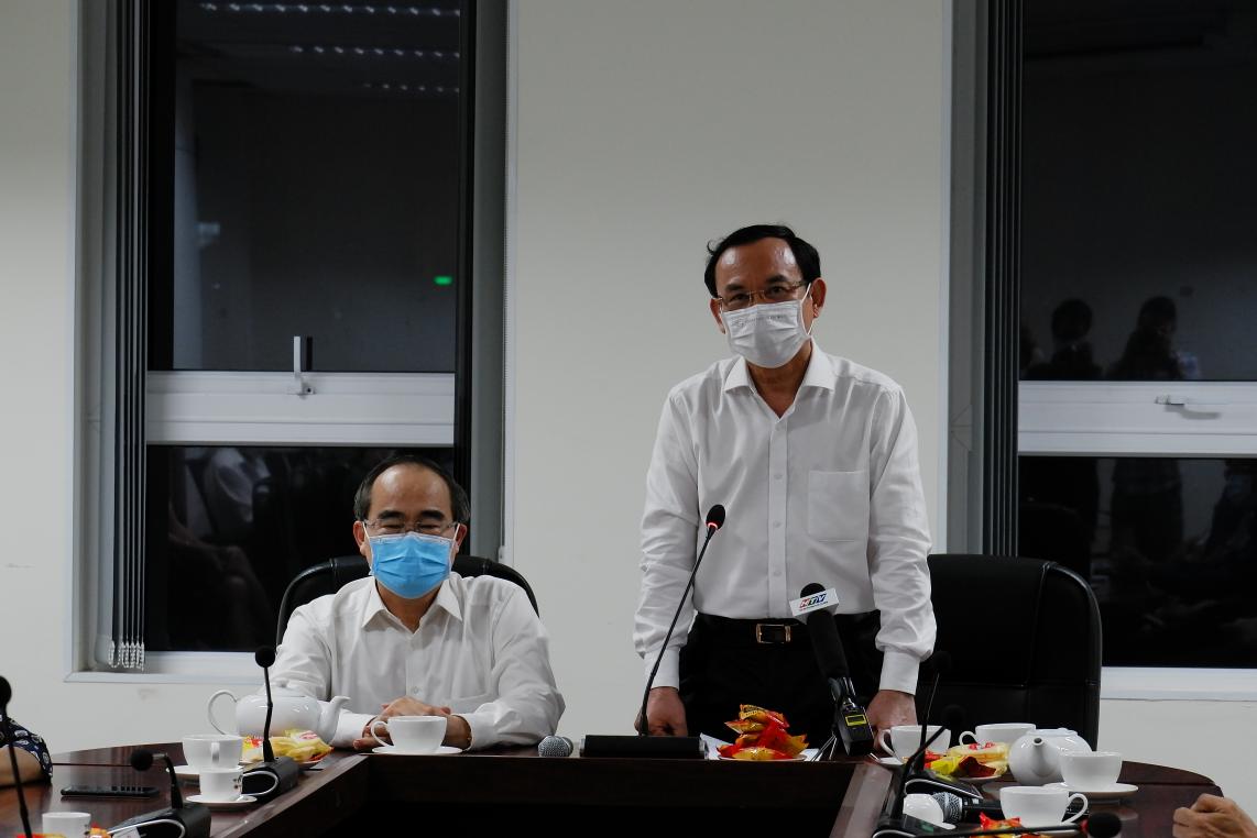 Bí thư Thành ủy Nguyễn Văn Nên thăm và chúc Tết Trung tâm Kiểm soát bệnh tật thành phố (HCDC)