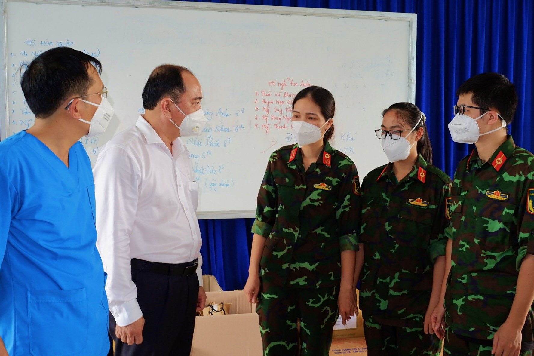 Giám đốc Sở Y tế TPHCM thăm hỏi, động viên đội ngũ y, bác sĩ đang công tác tại Trạm Y tế lưu động