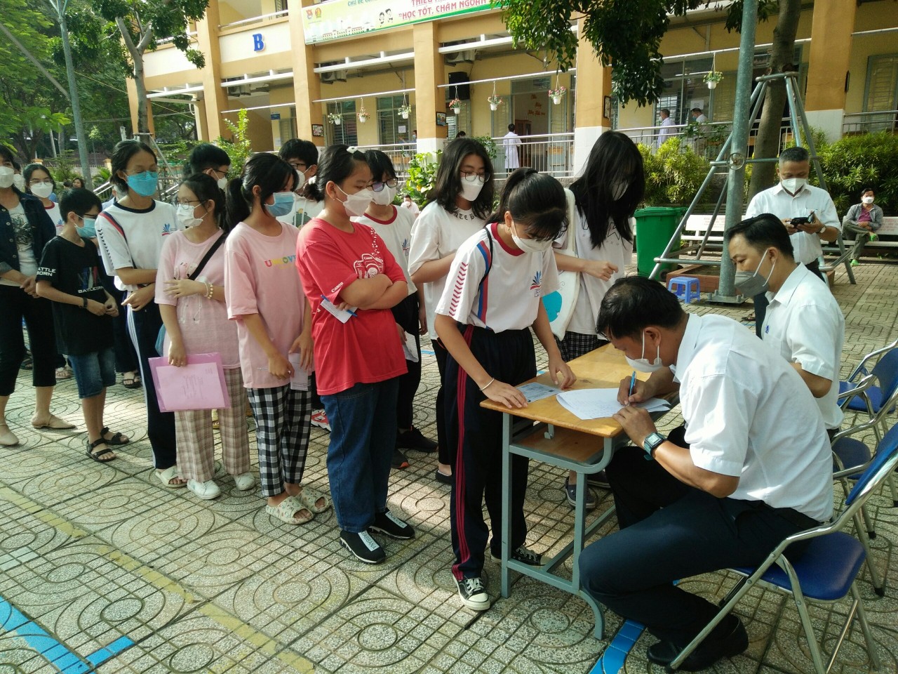 Kiểm tra công tác tiêm chủng vaccine COVID-19 cho trẻ em tại quận Tân Phú