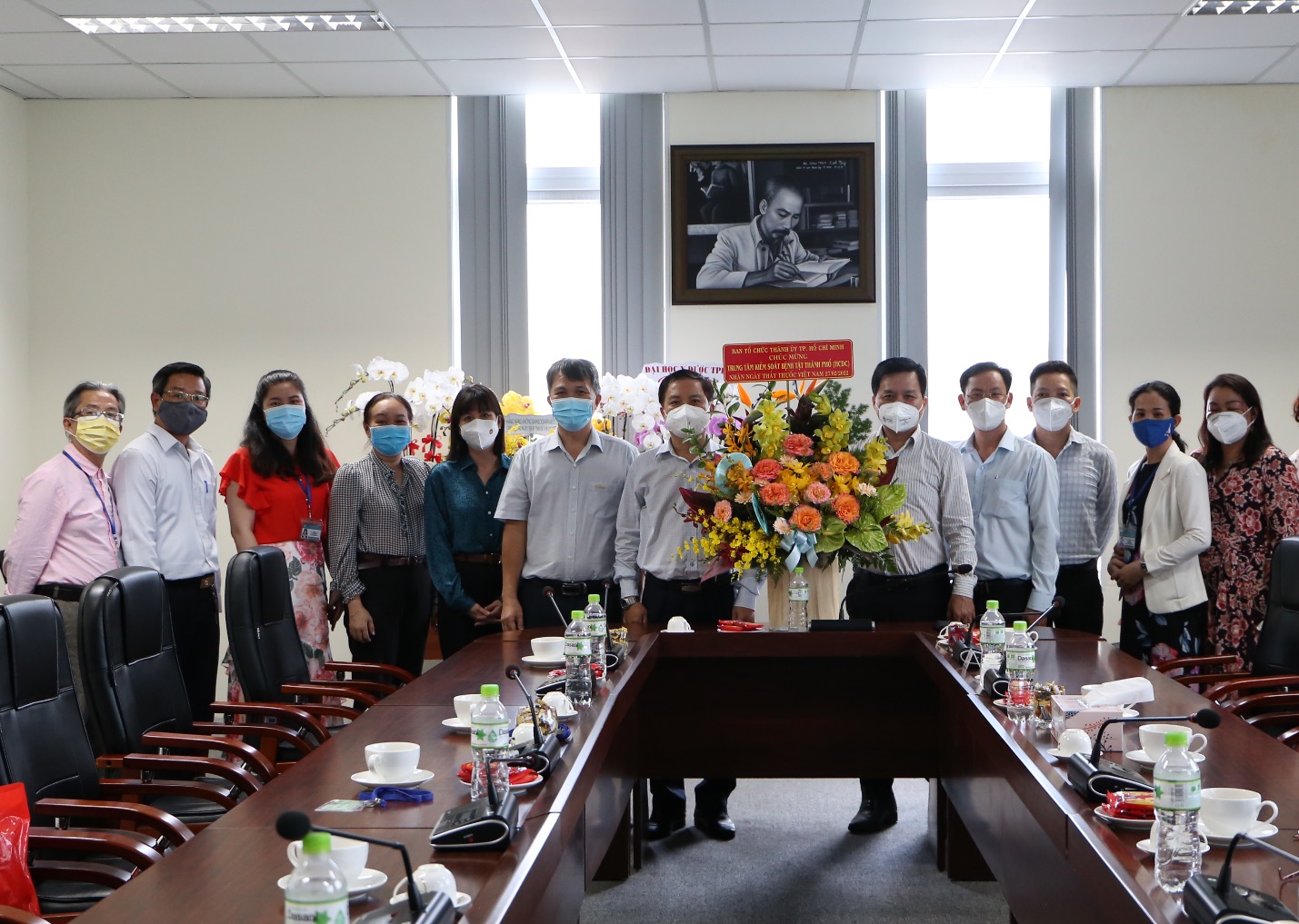 Lãnh đạo thành phố Hồ Chí Minh thăm, chúc mừng các cán bộ y tế Trung tâm Kiểm soát Bệnh tật Thành phố (HCDC)