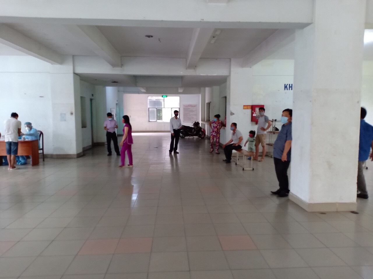 Lấy mẫu xét nghiệm Covid - 19 cho công nhân Khu Dân cư Nhị Xuân