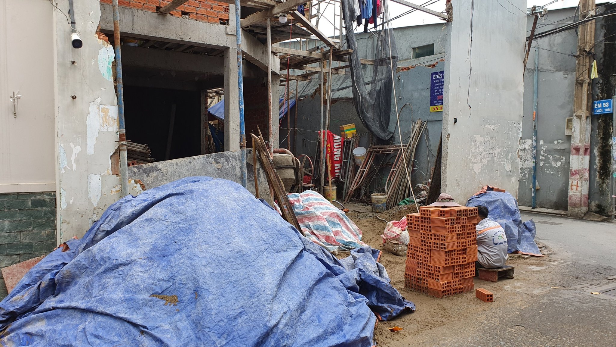 Phối hợp xử phạt vi phạm trong phòng chống Sốt xuất huyết tại quận Tân Bình