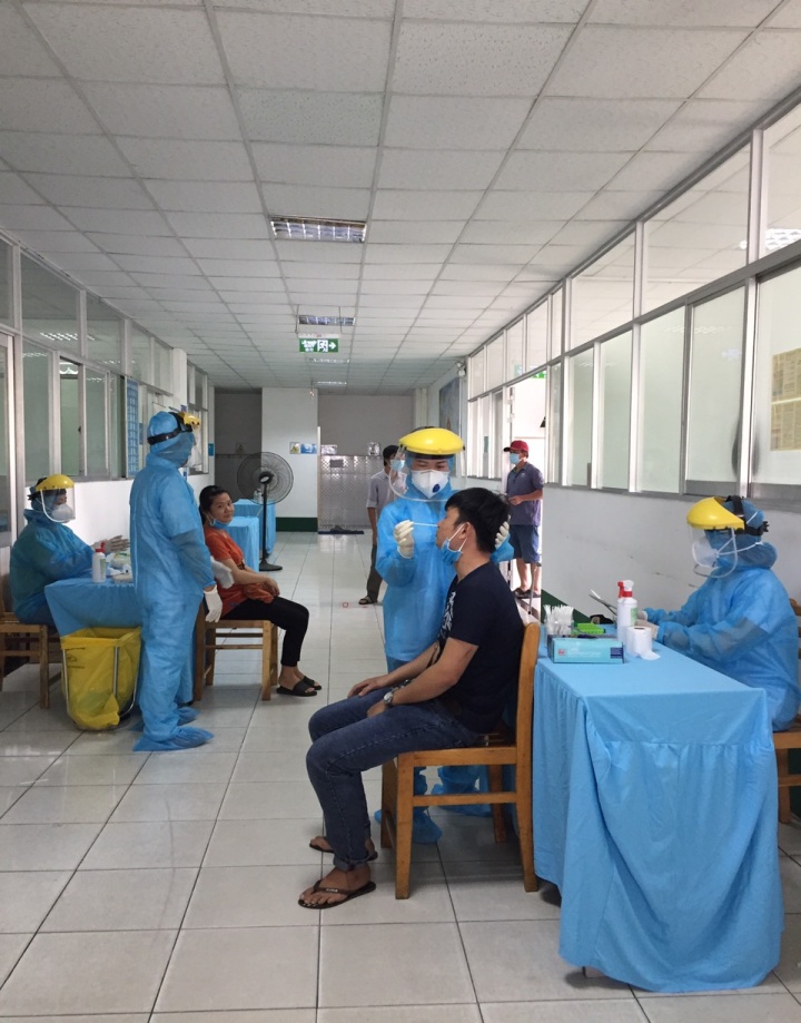 Quận Bình Tân: lấy mẫu xét nghiệm giám sát Covid – 19 tại công ty Pouyuen