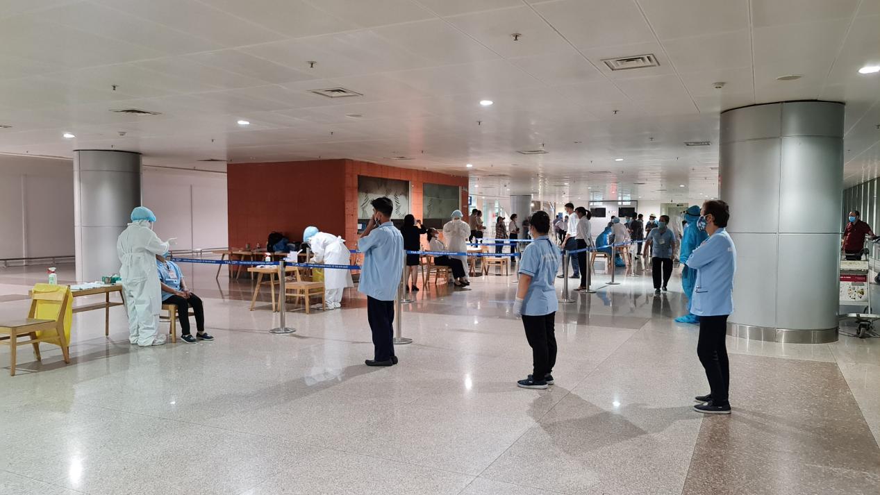 TP.HCM: Tổ chức xét nghiệm giám sát đối với toàn bộ nhân viên làm việc tại sân bay