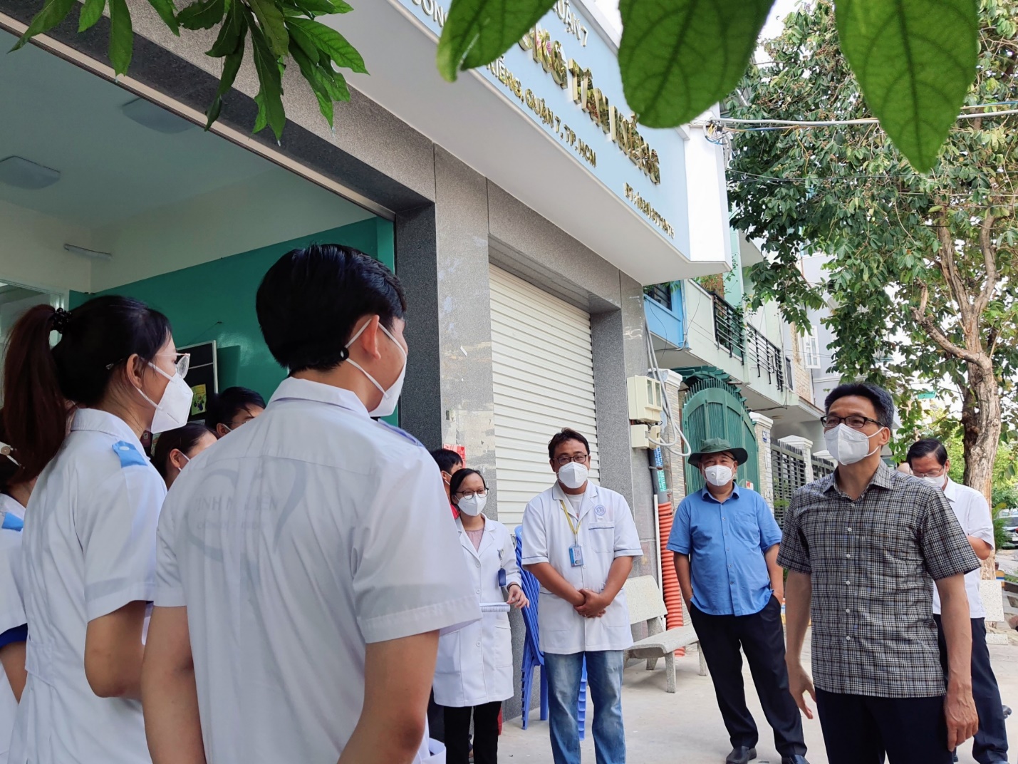 Phó Thủ tướng Vũ Đức Đam ghé thăm Trạm y tế phường Tân Kiểng, Quận 7